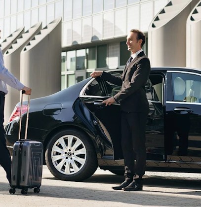 Chauffeur Privé Paris/Chauffeur De France/Private Shuttle/Limousine/ Navette Aéroport Roissy Charles De Gaule -Orly /Mini-Van, Garage Automobile à Courbevoie